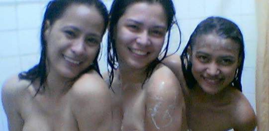 bugil cowok mandi bareng