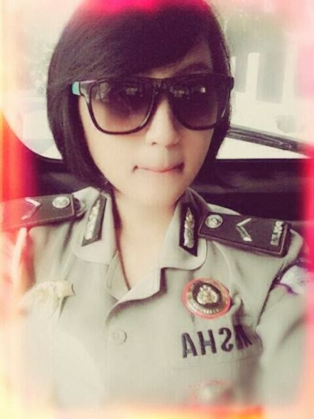 polisi bugil