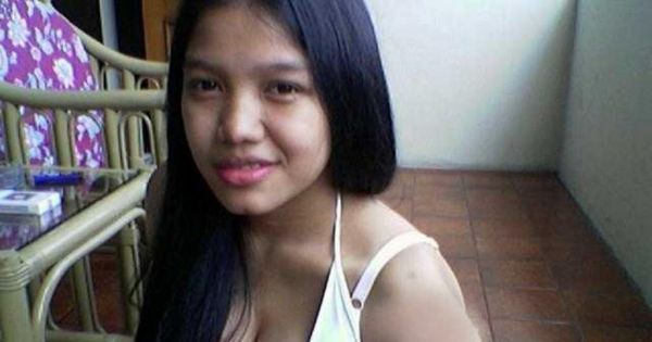 syahrini buka baju