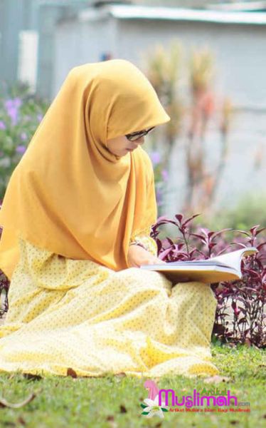 wanita berjilbab berbaju ketat