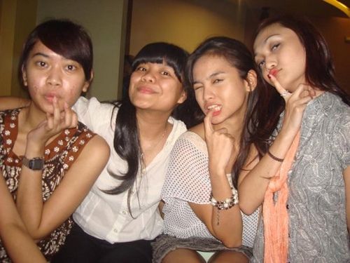 artis indon oleh agama yang dianut anggun