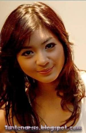 gadis buka baju
