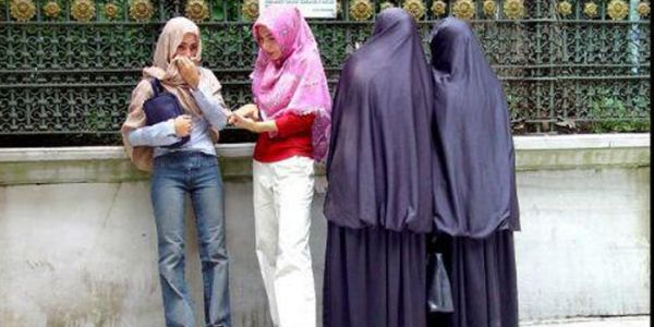 wanita baju ketat