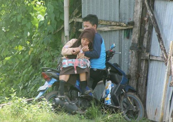 ngintip orang pacaran