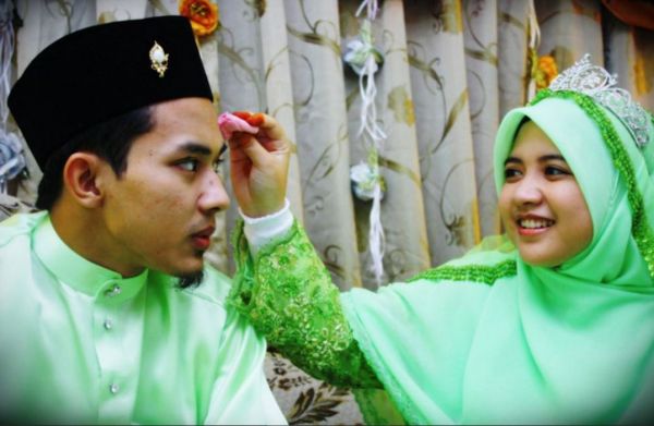 cium suami istri