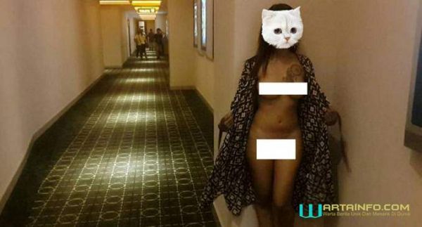 syahrini buka baju