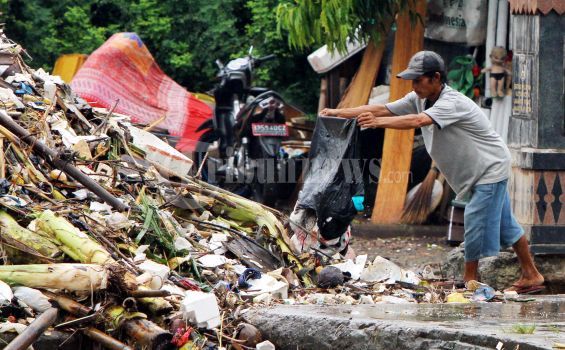 gambar buang sampah di kali