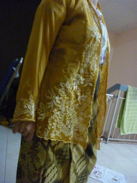hitam dengan baju labuh kain