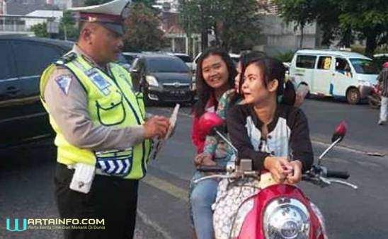gambar wanita merokok