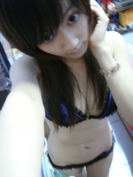 gadis bugil