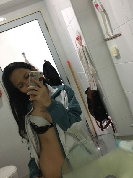 cewek cantik di hutan