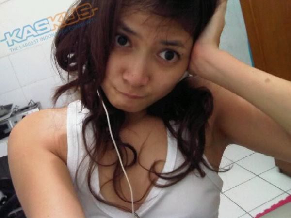 aura kasih telanjang tanpa busana