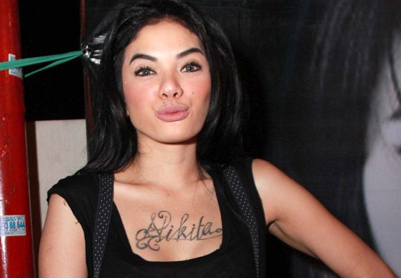 nikita mirzani drakula cinta bugil