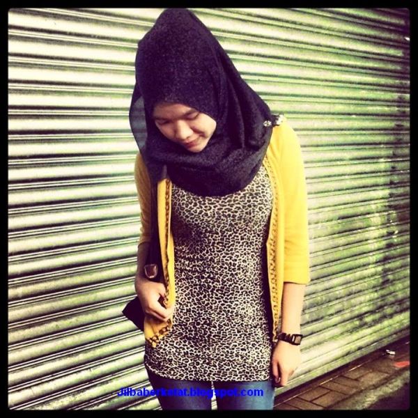 wanita berjilbab berbaju ketat