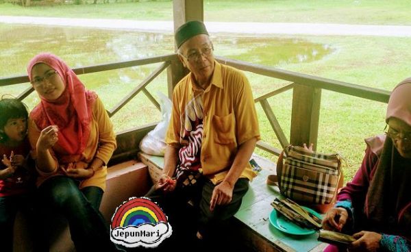 orang lagi duduk