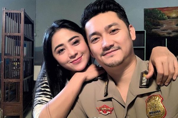 foto wanita berbalik badan