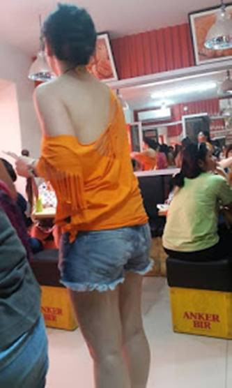 pelayan restoran berbikini