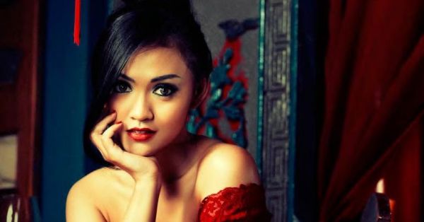 tante ine bugil