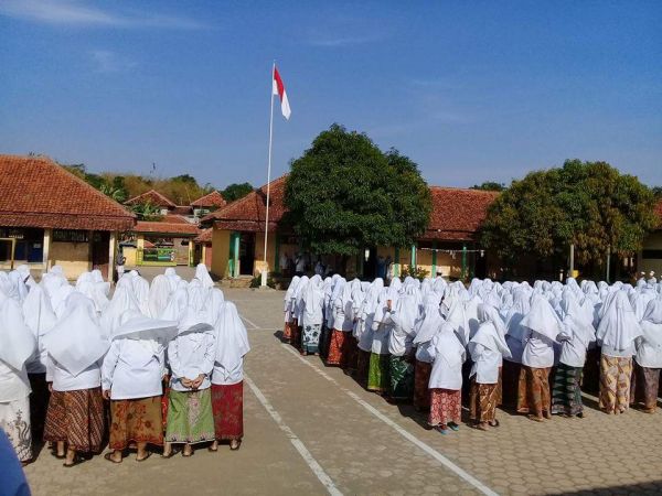 santri putri sholat