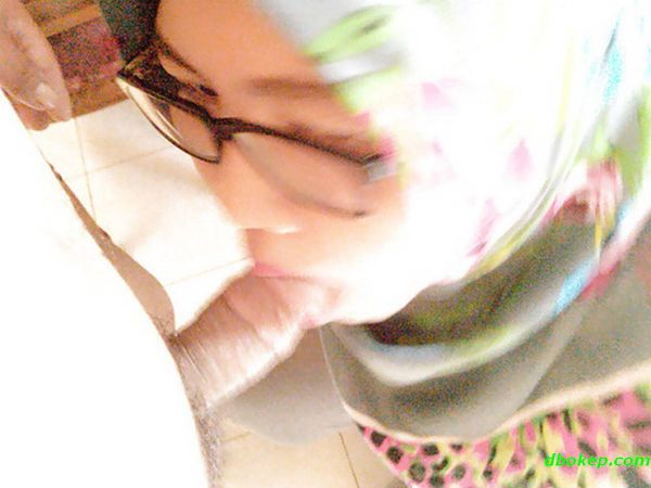ibu jilbab pamer memek
