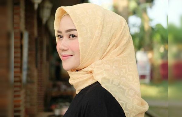gambar gadis duduk pahanya terbuka