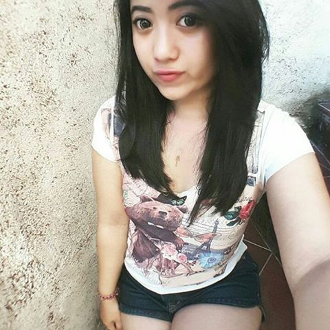 foto cewek duduk di pangkuan cowok