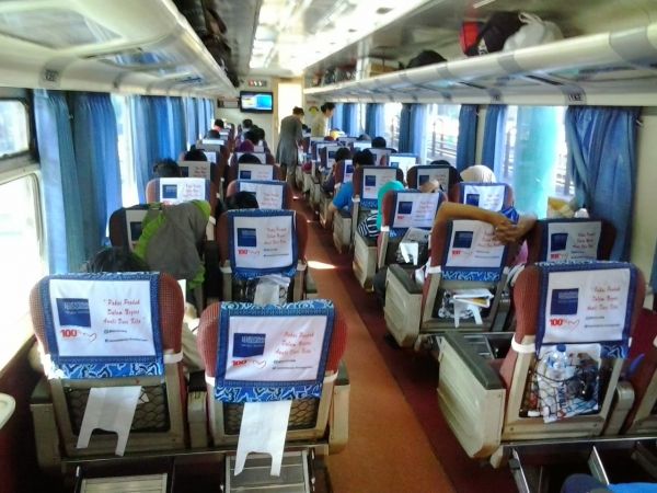 memek kelihatan di dalam kereta api