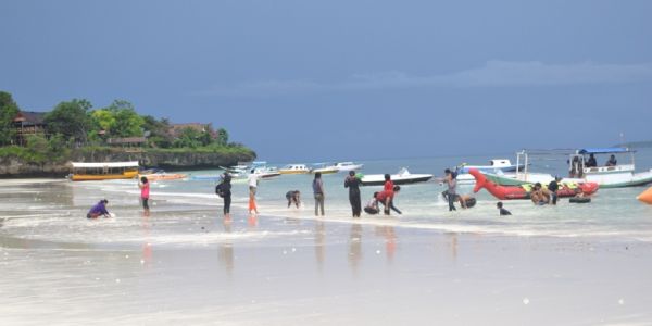 pemandangan indah di tepi pantai