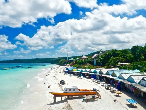 pemandangan pantai beserta orangnya