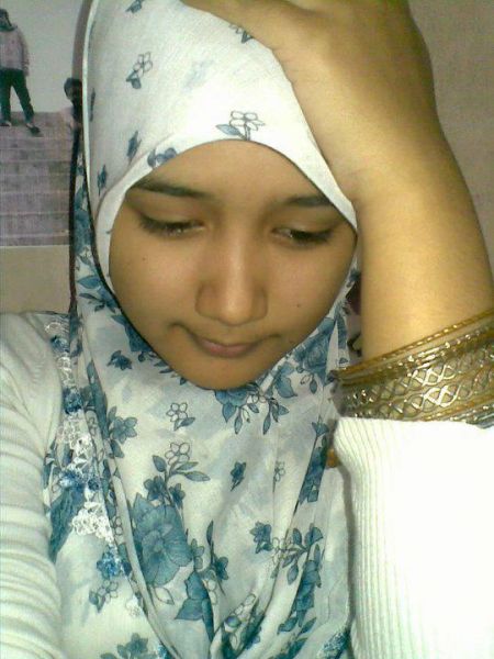 cewek berjilbab cantik dan putihnya