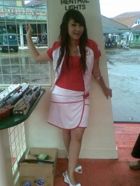 intip cewek kencing