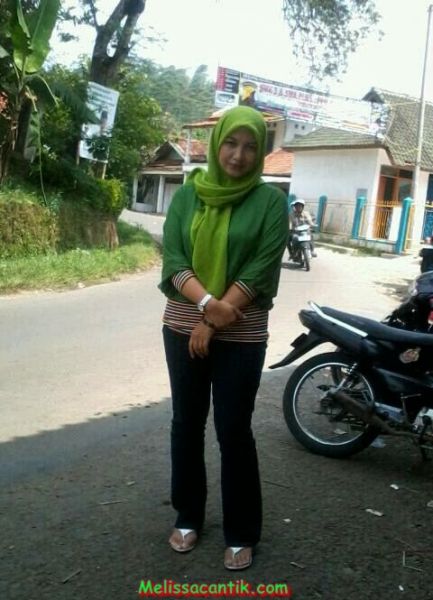 jilbab bugil di kebun