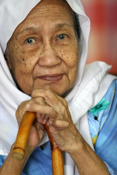 gambar nenek fitnes hot