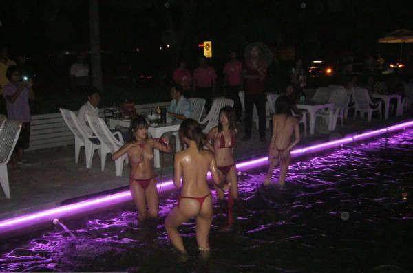 gambar gubuk malam hari