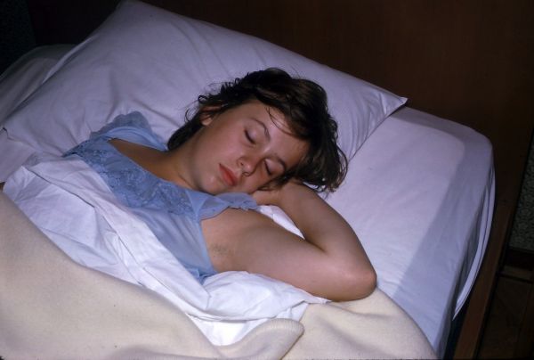 gambar merapikan dan membersihkan tempat tidur