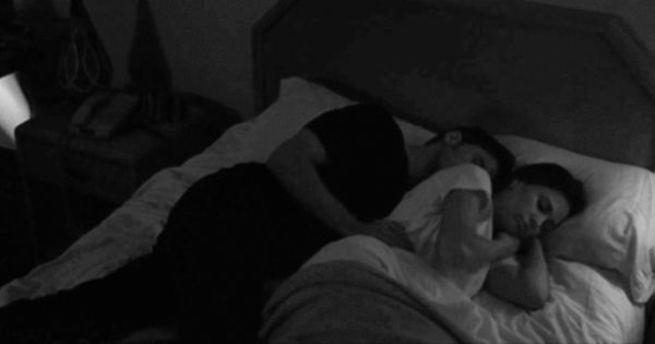 merapikan tempat tidur housekeeping