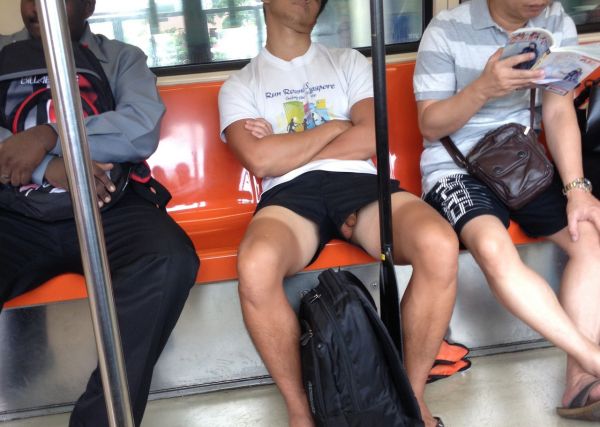 duduk ngangkang cewek