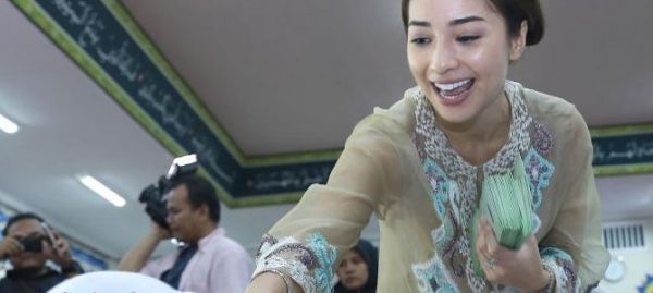 paha mulus artis indonesia