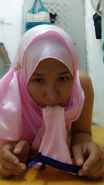 abg jilbab bugil di kamar