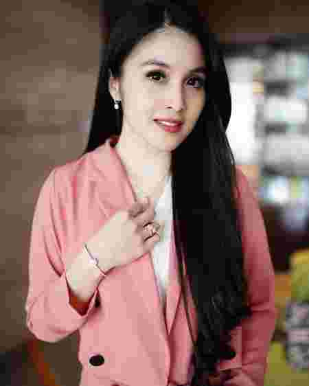 gambar sandra dewi mandi
